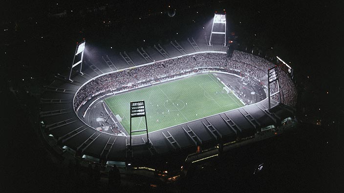 Der Siegerpokal des DFB Pokal wird in die Höhe gehalten | Bildquelle: dpa, Maurizio Gambarini